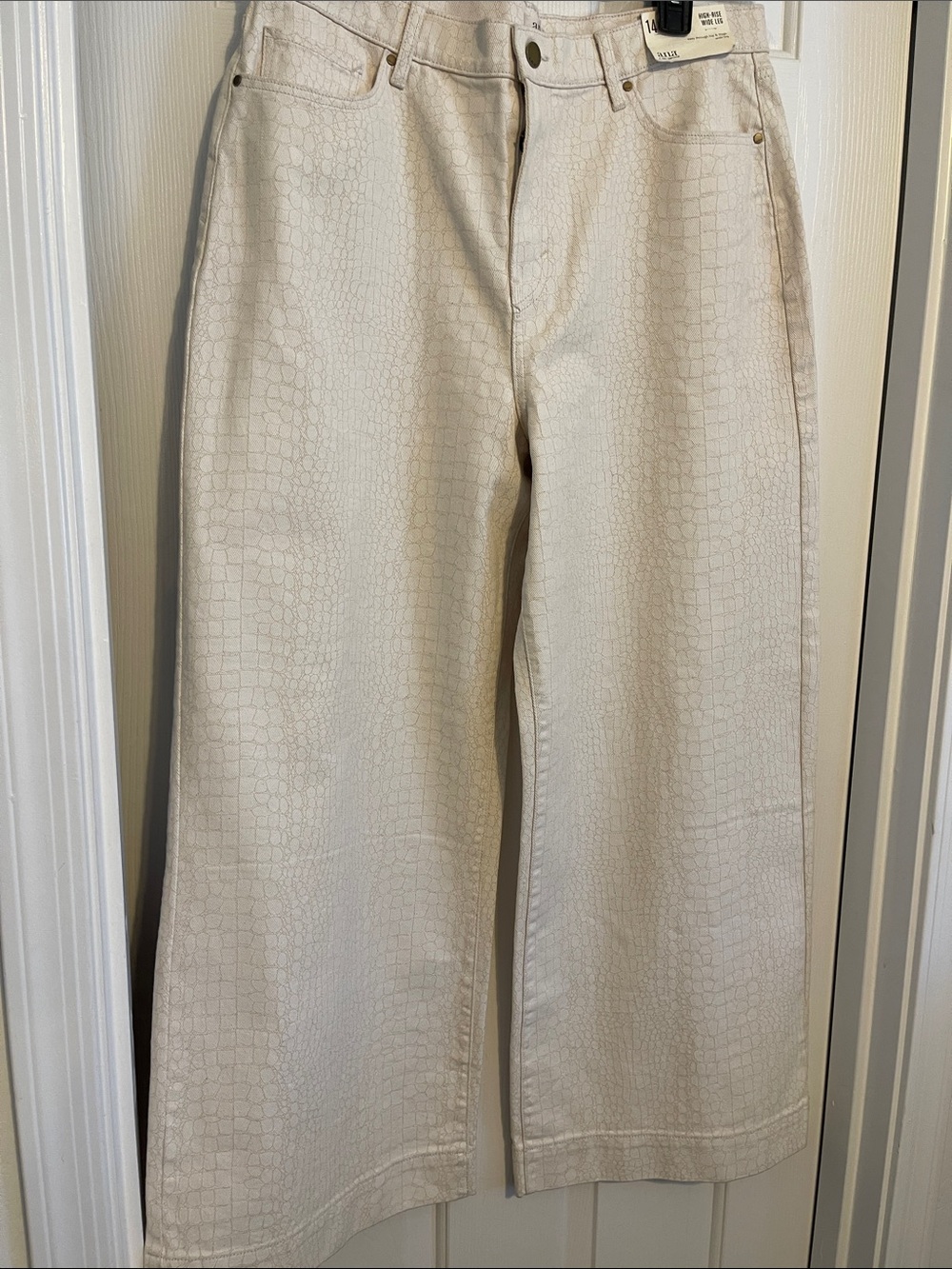 Woman’s Wide-Leg Cream Pants